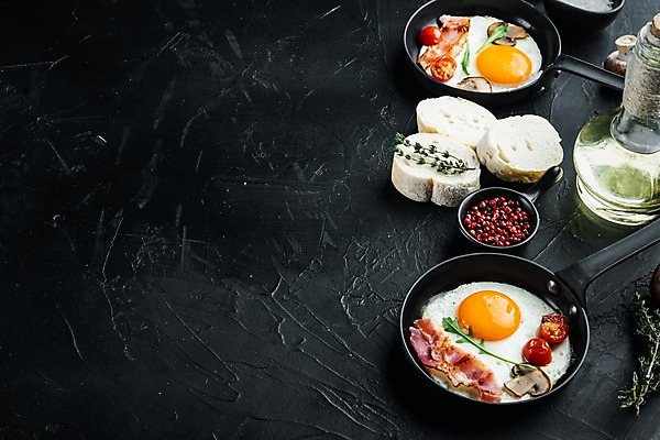 포토 JPG 해외이미지 음식 빵 검은배경 실내 사람없음 계란 프라이팬 올리브오일 계란프라이 베이컨 후추 카피스페이스 해외포토 백그라운드 주방용품 돼지고기 내부 알 검은색 공백 기름_음식 계란요리 향신료 파일형식