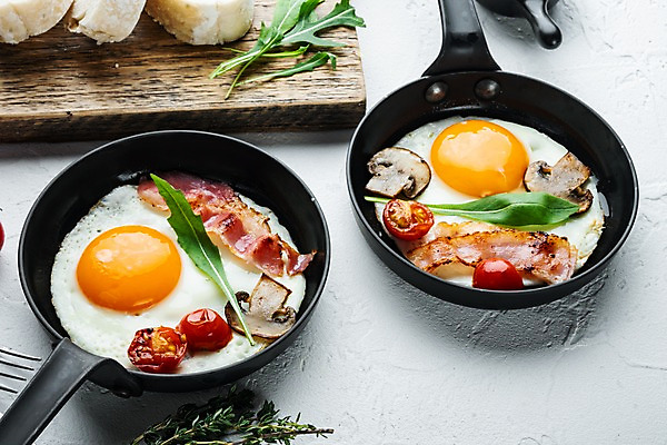 포토 JPG 해외이미지 음식 방울토마토 실내 사람없음 계란 프라이팬 계란프라이 흰배경 베이컨 나무도마 해외포토 백그라운드 토마토 주방용품 도마 돼지고기 내부 목재 알 흰색 계란요리 파일형식