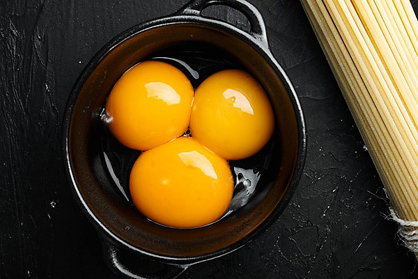 포토 JPG 해외이미지 그릇 음식 검은배경 실내 사람없음 하이앵글 노른자 날계란 해외포토 식기 뷰포인트 백그라운드 내부 계란 검은색 파일형식