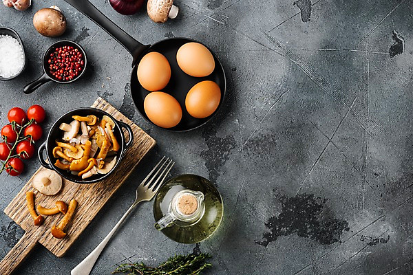 포토 JPG 해외이미지 음식 포크 방울토마토 회색배경 실내 사람없음 계란 버섯 프라이팬 올리브오일 나무도마 카피스페이스 해외포토 식기 백그라운드 토마토 주방용품 도마 내부 목재 알 공백 회색 기름_음식 파일형식