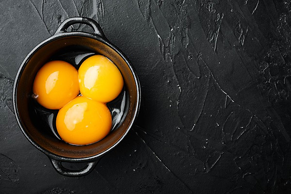 포토 JPG 해외이미지 그릇 음식 검은배경 실내 사람없음 하이앵글 노른자 날계란 카피스페이스 해외포토 식기 뷰포인트 백그라운드 내부 계란 검은색 공백 파일형식