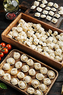 포토 JPG 해외이미지 식재료 방울토마토 검은배경 실내 사람없음 올리브오일 나무상자 가득함 준비 담기 나무도마 나무쟁반 라비올리 통후추 토르텔리니 해외포토 백그라운드 토마토 모션 도마 쟁반 파스타 내부 목재 상자 검은색 기름_음식 후추 파일형식