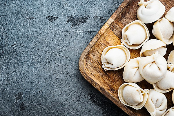 포토 JPG 해외이미지 식재료 회색배경 실내 사람없음 냉동 준비 나무쟁반 카피스페이스 토르텔리니 얼림 해외포토 백그라운드 컨셉 쟁반 파스타 내부 목재 공백 회색 파일형식