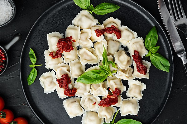 포토 JPG 해외이미지 접시 포크 식재료 검은배경 실내 사람없음 나이프 준비 바질 토마토소스 라비올리 해외포토 식기 백그라운드 내부 검은색 소스_음식 칼 파일형식