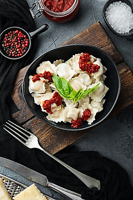 포토 JPG 해외이미지 그릇 포크 식재료 회색배경 실내 사람없음 나이프 준비 소금 바질 토마토소스 나무도마 라비올리 통후추 해외포토 식기 백그라운드 도마 내부 목재 회색 소스_음식 칼 후추 파일형식