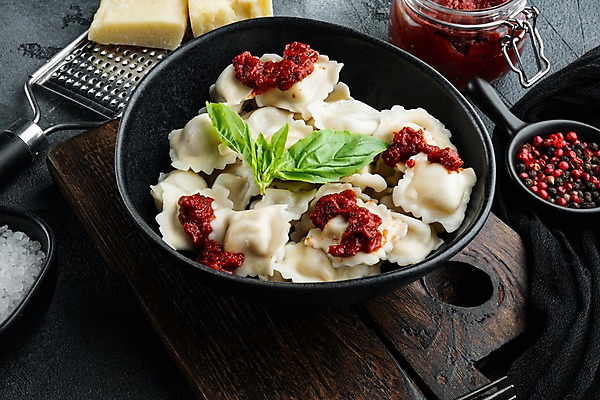 포토 JPG 해외이미지 그릇 식재료 회색배경 치즈 실내 사람없음 준비 소금 바질 토마토소스 강판 나무도마 라비올리 통후추 해외포토 식기 백그라운드 유제품 도마 내부 목재 회색 소스_음식 후추 파일형식