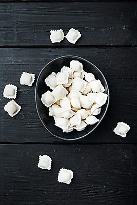 포토 JPG 해외이미지 그릇 식재료 검은배경 실내 사람없음 냉동 준비 담기 라비올리 해외포토 식기 백그라운드 모션 내부 검은색 파일형식