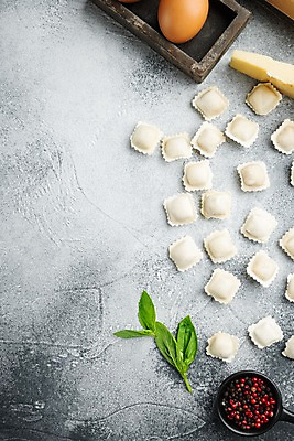 포토 JPG 해외이미지 식재료 회색배경 치즈 실내 사람없음 계란 나무상자 준비 바질 라비올리 통후추 카피스페이스 해외포토 백그라운드 유제품 내부 상자 알 공백 회색 후추 파일형식