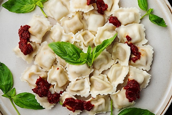 포토 JPG 해외이미지 접시 식재료 실내 사람없음 준비 바질 토마토소스 라비올리 해외포토 식기 내부 소스_음식 파일형식