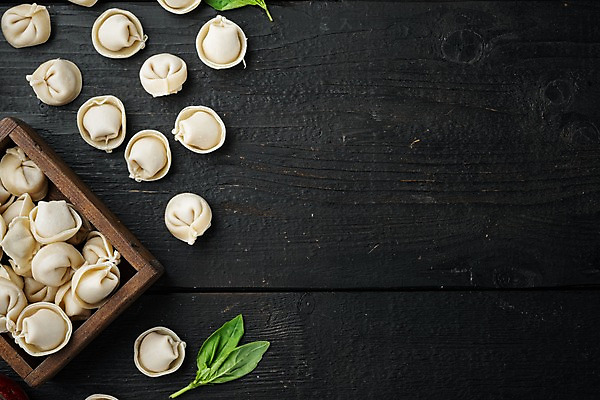 포토 JPG 해외이미지 식재료 검은배경 실내 사람없음 하이앵글 나무상자 준비 바질 카피스페이스 토르텔리니 해외포토 뷰포인트 백그라운드 파스타 내부 상자 검은색 공백 파일형식