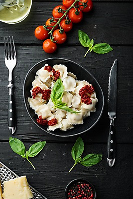 포토 JPG 해외이미지 그릇 포크 식재료 방울토마토 검은배경 치즈 실내 사람없음 나이프 올리브오일 준비 바질 라비올리 통후추 해외포토 식기 백그라운드 토마토 유제품 내부 검은색 칼 기름_음식 후추 파일형식