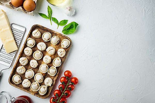 포토 JPG 해외이미지 식재료 방울토마토 치즈 실내 사람없음 계란 준비 흰배경 바질 강판 나무쟁반 통마늘 카피스페이스 토르텔리니 해외포토 백그라운드 토마토 유제품 쟁반 파스타 마늘 내부 목재 알 공백 흰색 파일형식