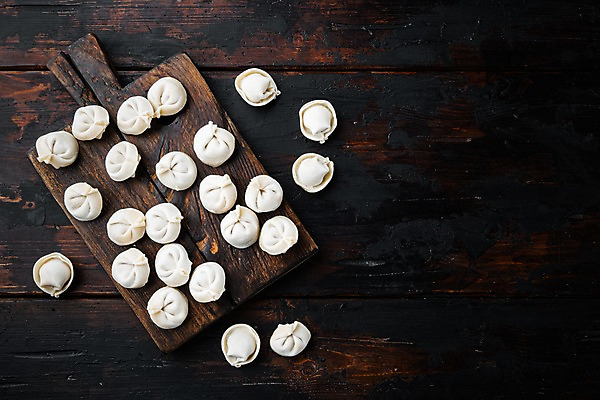 포토 JPG 해외이미지 식재료 실내 사람없음 냉동 준비 나무도마 카피스페이스 나무배경 토르텔리니 얼림 해외포토 백그라운드 컨셉 도마 파스타 내부 목재 공백 파일형식