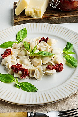 포토 JPG 해외이미지 접시 포크 식재료 치즈 실내 사람없음 준비 흰배경 바질 토마토소스 나무도마 라비올리 해외포토 식기 백그라운드 유제품 도마 내부 목재 흰색 소스_음식 파일형식