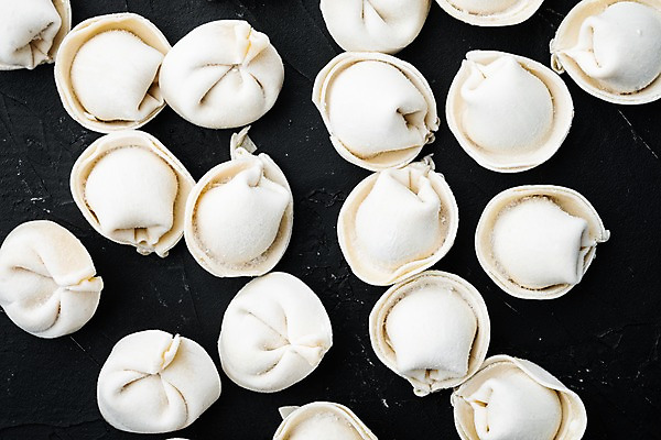 포토 JPG 해외이미지 식재료 검은배경 실내 근접촬영 사람없음 냉동 준비 토르텔리니 얼림 해외포토 뷰포인트 백그라운드 컨셉 파스타 내부 검은색 파일형식