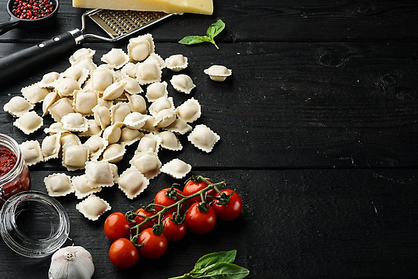 포토 JPG 해외이미지 식재료 방울토마토 검은배경 치즈 실내 사람없음 준비 바질 토마토소스 강판 라비올리 통마늘 카피스페이스 해외포토 백그라운드 토마토 유제품 마늘 내부 검은색 공백 소스_음식 파일형식