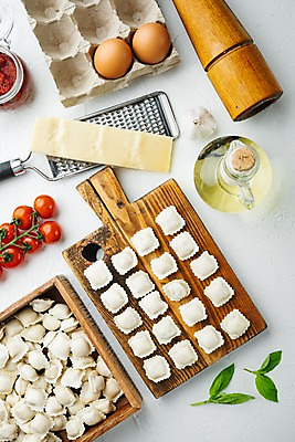 포토 JPG 해외이미지 식재료 방울토마토 치즈 실내 사람없음 계란 올리브오일 나무상자 준비 흰배경 담기 바질 계란판 강판 나무도마 라비올리 통마늘 후추갈이 해외포토 백그라운드 토마토 모션 유제품 도마 마늘 내부 목재 상자 알 흰색 기름_음식 분쇄기 파일형식