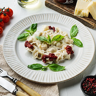 포토 JPG 해외이미지 접시 포크 식재료 방울토마토 치즈 실내 사람없음 나이프 준비 흰배경 시금치 바질 토마토소스 나무도마 라비올리 통후추 해외포토 식기 백그라운드 토마토 채소 유제품 도마 내부 목재 흰색 소스_음식 칼 후추 파일형식