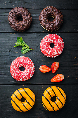 포토 JPG 해외이미지 딸기 검은배경 단면 디저트 실내 종류 사람없음 하이앵글 도넛 달콤 민트 딸기맛 오렌지맛 초코맛 해외포토 음식 뷰포인트 백그라운드 과일 내부 초콜릿 검은색 맛 허브 파일형식