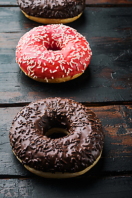 포토 JPG 해외이미지 디저트 실내 사람없음 도넛 달콤 일렬 딸기맛 초코맛 나무배경 해외포토 음식 백그라운드 딸기 내부 초콜릿 맛 파일형식