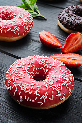 포토 JPG 해외이미지 딸기 단면 디저트 실내 사람없음 도넛 달콤 딸기맛 스프링클 나무배경 해외포토 음식 백그라운드 과일 내부 장식 맛 파일형식