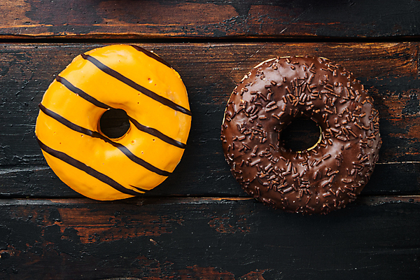 포토 JPG 해외이미지 디저트 실내 종류 사람없음 하이앵글 도넛 달콤 오렌지맛 초코맛 나무배경 해외포토 음식 뷰포인트 백그라운드 내부 초콜릿 맛 파일형식