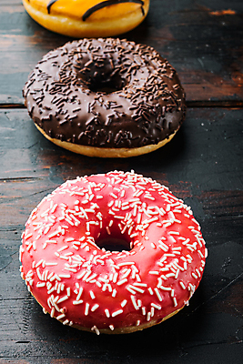 포토 JPG 해외이미지 디저트 실내 종류 사람없음 도넛 달콤 일렬 딸기맛 초코맛 스프링클 나무배경 해외포토 음식 백그라운드 딸기 내부 장식 초콜릿 맛 파일형식