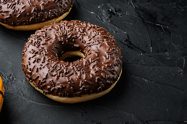 포토 JPG 해외이미지 검은배경 디저트 실내 사람없음 도넛 달콤 초코맛 스프링클 해외포토 음식 백그라운드 내부 장식 초콜릿 검은색 맛 파일형식