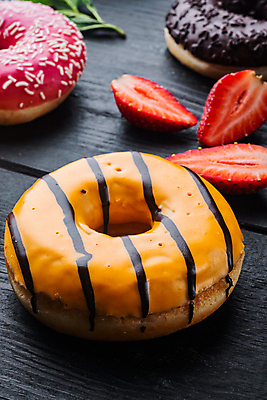 포토 JPG 해외이미지 딸기 검은배경 단면 디저트 실내 사람없음 도넛 달콤 딸기맛 오렌지맛 해외포토 음식 백그라운드 과일 내부 검은색 맛 파일형식