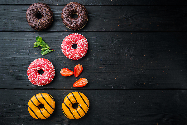 포토 JPG 해외이미지 딸기 검은배경 단면 디저트 실내 종류 사람없음 도넛 달콤 민트 딸기맛 오렌지맛 초코맛 카피스페이스 해외포토 음식 백그라운드 과일 내부 초콜릿 검은색 공백 맛 허브 파일형식