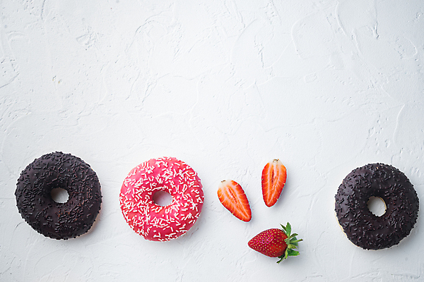 포토 JPG 해외이미지 딸기 단면 디저트 실내 사람없음 하이앵글 도넛 달콤 흰배경 딸기맛 초코맛 카피스페이스 해외포토 음식 뷰포인트 백그라운드 과일 내부 초콜릿 공백 흰색 맛 파일형식