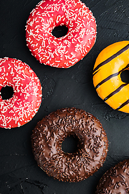 포토 JPG 해외이미지 검은배경 디저트 실내 종류 사람없음 도넛 달콤 딸기맛 오렌지맛 초코맛 스프링클 해외포토 음식 백그라운드 딸기 내부 장식 초콜릿 검은색 맛 파일형식