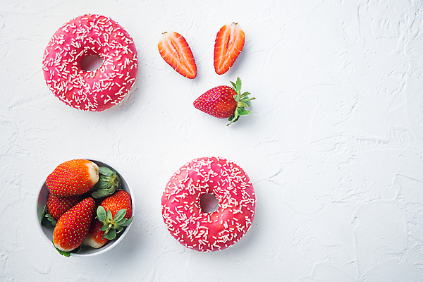 포토 JPG 해외이미지 그릇 딸기 단면 디저트 실내 사람없음 도넛 달콤 흰배경 담기 딸기맛 카피스페이스 해외포토 식기 음식 백그라운드 과일 모션 내부 공백 흰색 맛 파일형식