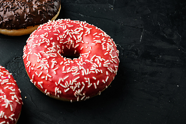 포토 JPG 해외이미지 검은배경 디저트 실내 사람없음 도넛 달콤 딸기맛 스프링클 해외포토 음식 백그라운드 딸기 내부 장식 검은색 맛 파일형식