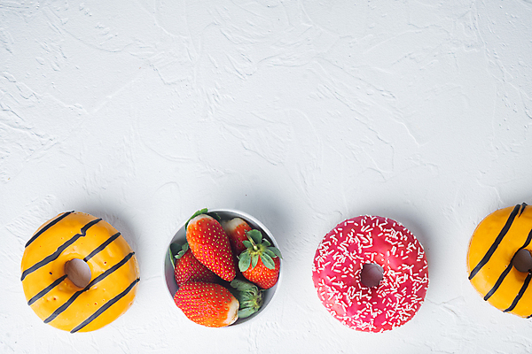 포토 JPG 해외이미지 그릇 딸기 디저트 실내 사람없음 하이앵글 도넛 달콤 흰배경 담기 일렬 딸기맛 오렌지맛 카피스페이스 해외포토 식기 음식 뷰포인트 백그라운드 과일 모션 내부 공백 흰색 맛 파일형식