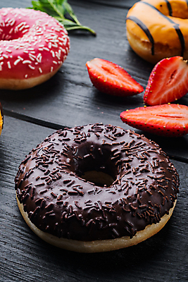 포토 JPG 해외이미지 딸기 검은배경 단면 디저트 실내 사람없음 도넛 달콤 딸기맛 초코맛 해외포토 음식 백그라운드 과일 내부 초콜릿 검은색 맛 파일형식