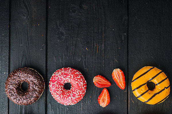 포토 JPG 해외이미지 딸기 검은배경 단면 디저트 실내 종류 사람없음 하이앵글 도넛 달콤 일렬 딸기맛 오렌지맛 초코맛 카피스페이스 해외포토 음식 뷰포인트 백그라운드 과일 내부 초콜릿 검은색 공백 맛 파일형식