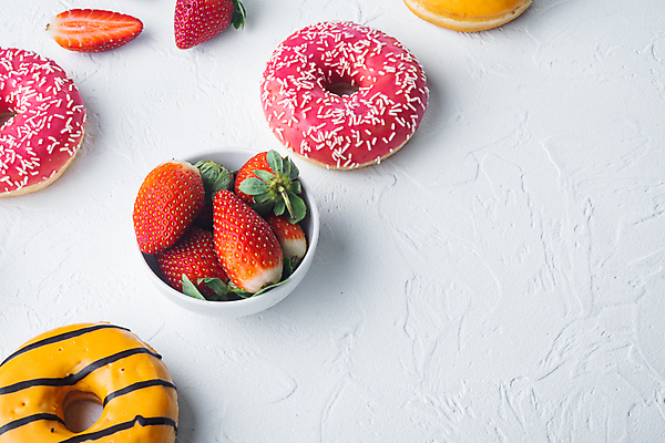 포토 JPG 해외이미지 그릇 딸기 디저트 실내 사람없음 도넛 달콤 흰배경 담기 딸기맛 오렌지맛 카피스페이스 해외포토 식기 음식 백그라운드 과일 모션 내부 공백 흰색 맛 파일형식