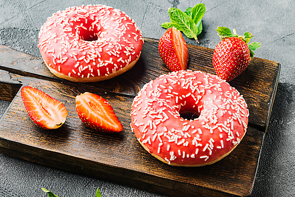 포토 JPG 해외이미지 회색배경 딸기 단면 디저트 실내 사람없음 도넛 달콤 나무도마 딸기맛 해외포토 음식 백그라운드 과일 도마 내부 목재 회색 맛 파일형식