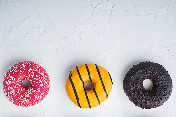 포토 JPG 해외이미지 디저트 실내 종류 사람없음 도넛 달콤 흰배경 일렬 딸기맛 오렌지맛 초코맛 카피스페이스 해외포토 음식 백그라운드 딸기 내부 초콜릿 공백 흰색 맛 파일형식