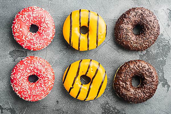 포토 JPG 해외이미지 회색배경 디저트 실내 종류 사람없음 도넛 달콤 일렬 딸기맛 오렌지맛 초코맛 해외포토 음식 백그라운드 딸기 내부 초콜릿 회색 맛 파일형식