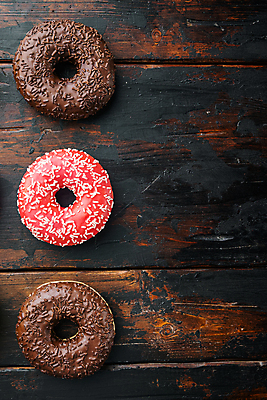 포토 JPG 해외이미지 디저트 실내 종류 사람없음 도넛 달콤 일렬 딸기맛 초코맛 카피스페이스 나무배경 해외포토 음식 백그라운드 딸기 내부 초콜릿 공백 맛 파일형식