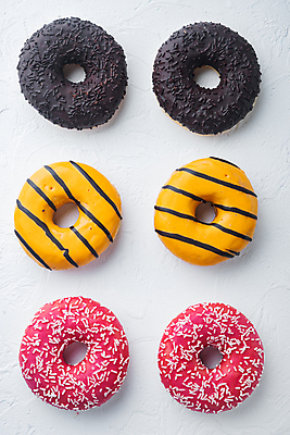 포토 JPG 해외이미지 디저트 실내 종류 사람없음 도넛 달콤 흰배경 일렬 딸기맛 오렌지맛 초코맛 해외포토 음식 백그라운드 딸기 내부 초콜릿 흰색 맛 파일형식