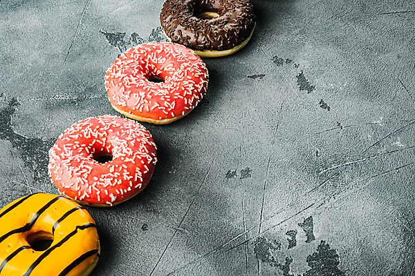 포토 JPG 해외이미지 회색배경 디저트 실내 종류 사람없음 도넛 달콤 일렬 딸기맛 오렌지맛 초코맛 카피스페이스 해외포토 음식 백그라운드 딸기 내부 초콜릿 공백 회색 맛 파일형식