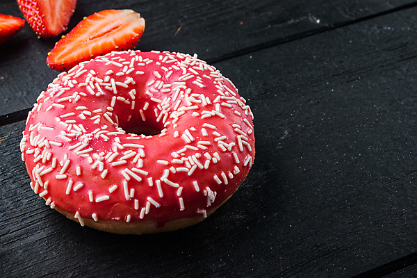 포토 JPG 해외이미지 딸기 검은배경 단면 디저트 실내 사람없음 도넛 달콤 딸기맛 카피스페이스 나무배경 해외포토 음식 백그라운드 과일 내부 검은색 공백 맛 파일형식