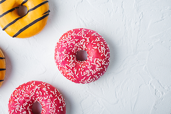 포토 JPG 해외이미지 디저트 실내 사람없음 하이앵글 도넛 달콤 흰배경 딸기맛 오렌지맛 해외포토 음식 뷰포인트 백그라운드 딸기 내부 흰색 맛 파일형식