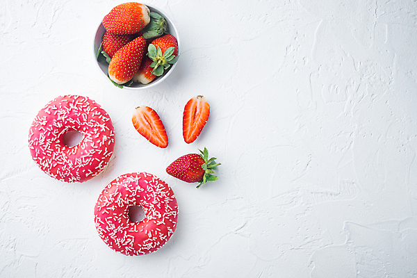 포토 JPG 해외이미지 그릇 딸기 단면 디저트 실내 사람없음 하이앵글 도넛 달콤 흰배경 담기 딸기맛 카피스페이스 해외포토 식기 음식 뷰포인트 백그라운드 과일 모션 내부 공백 흰색 맛 파일형식