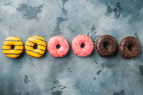 포토 JPG 해외이미지 회색배경 디저트 실내 종류 사람없음 하이앵글 도넛 달콤 일렬 딸기맛 오렌지맛 초코맛 해외포토 음식 뷰포인트 백그라운드 딸기 내부 초콜릿 회색 맛 파일형식