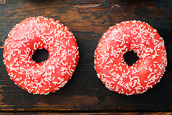 포토 JPG 해외이미지 디저트 실내 사람없음 하이앵글 도넛 달콤 딸기맛 나무배경 해외포토 음식 뷰포인트 백그라운드 딸기 내부 맛 파일형식