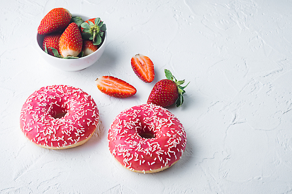 포토 JPG 해외이미지 그릇 딸기 단면 디저트 실내 사람없음 도넛 달콤 흰배경 담기 딸기맛 카피스페이스 해외포토 식기 음식 백그라운드 과일 모션 내부 공백 흰색 맛 파일형식